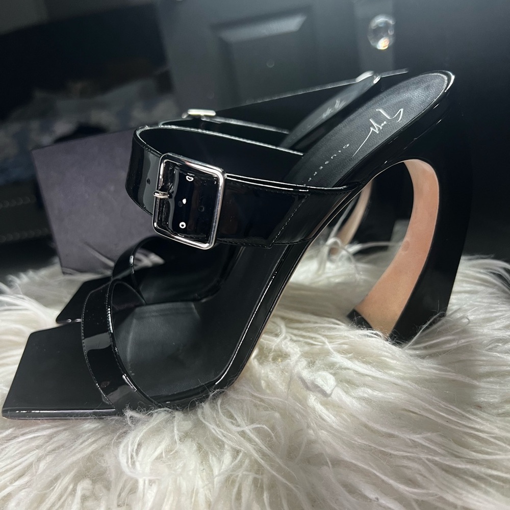 Giuseppe Zanotti
Musa buckled 105mm mules - Picture 3 of 8